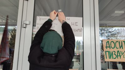 Люди обурені діями влади: у Черкасах відбулася акція "Гроші на ЗСУ" Люди обурені діями влади: у Черкасах відбулася акція "Гроші на ЗСУ"