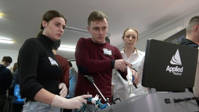 Медики з Великої Британії навчають у Луцьку українських лікарів сучасних методів лапароскопії Медики з Великої Британії навчають у Луцьку українських лікарів сучасних методів лапароскопії