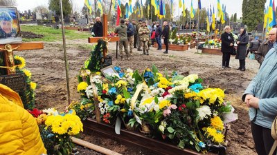 У Тернополі попрощалися з волонтером, військовослужбовцем Віталієм Заверухою У Тернополі попрощалися з волонтером, військовослужбовцем Віталієм Заверухою