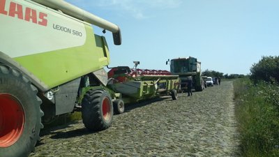 "Ми їх блокуємо": на Рівненщині фермери не пускають іншу фірму збирати врожай "Ми їх блокуємо": на Рівненщині фермери не пускають іншу фірму збирати врожай