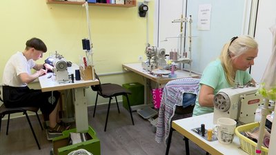 Волонтерки шиють підсумки для військових Волонтерки шиють підсумки для військових