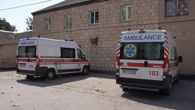 Машини швидкої допомоги на території лікарні