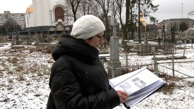 У Рівному на кладовищі Грабник зрізали вікові дерева У Рівному на кладовищі Грабник зрізали вікові дерева