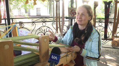 У Житомирі виготовляли речі з патріотичною символікою У Житомирі виготовляли речі з патріотичною символікою
