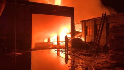 У Шостці на Сумщині вночі гасили пожежу на підприємстві з сушіння пиломатеріалів У Шостці на Сумщині вночі гасили пожежу на підприємстві з сушіння пиломатеріалів