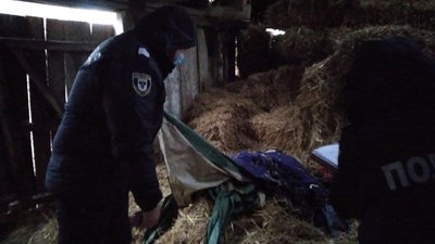Їв яблука та ночував у бочці: поліцейські затримали підозрюваного у вбивстві матері чотирьох дітей