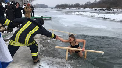 В Івано-Франківську на Бистриці Надвірнянській освятили воду В Івано-Франківську на Бистриці Надвірнянській освятили воду