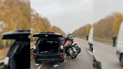 На Чернігівщині зіткнулись вантажівка та позашляховик: загинула людина