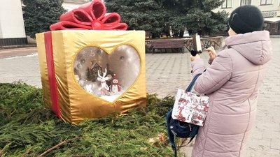 На центральній площі Бердичева на Житомирщині з'явилася різдвяно-новорічна інсталяція, яку створили освітяни На центральній площі Бердичева на Житомирщині з'явилася різдвяно-новорічна інсталяція, яку створили освітяни