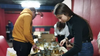 У Полтаві студенти та викладачі аграрного університету навчались робити окопні свічки У Полтаві студенти та викладачі аграрного університету навчались робити окопні свічки