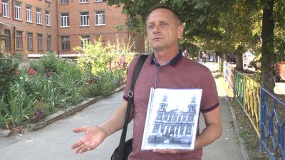 Краєзнавець Сергій Єсюнін показує, як виглядав костел Святої Анни, знищений радянським режимом у 1937-38 роках. Краєзнавець Сергій Єсюнін показує, як виглядав костел Святої Анни, знищений радянським режимом у 1937-38 роках.