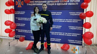 У залі пожежної частини в Одесі зареєстрували шлюб У залі пожежної частини в Одесі зареєстрували шлюб