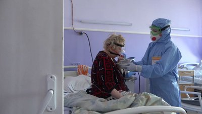 Лариса Безкоровайна опікується найважчими пацієнтами у «ковідному» відділенні. Лариса Безкоровайна опікується найважчими пацієнтами у «ковідному» відділенні.