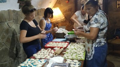 У Луцьку волонтери ліпили вареники для військових в зоні ООС У Луцьку волонтери ліпили вареники для військових в зоні ООС