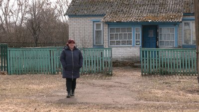 Санітарка Тетяна Тимошенко, яку односельці просять вступити до медколеджу, біля ФАПу, де працює, у селі Перепис на Городнянщині Санітарка Тетяна Тимошенко, яку односельці просять вступити до медколеджу, біля ФАПу, де працює, у селі Перепис на Городнянщині