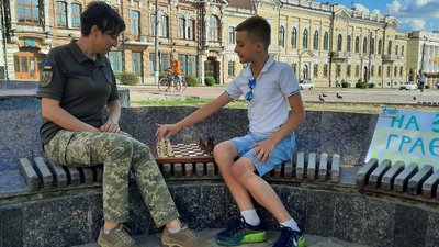 У Кропивницькому школяр грає в шахи, щоб зібрати гроші на потреби ЗСУ