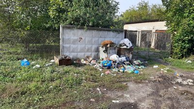 Через хворобу бригади сміттєвоза у місті на Рівненщині не забирали відходи