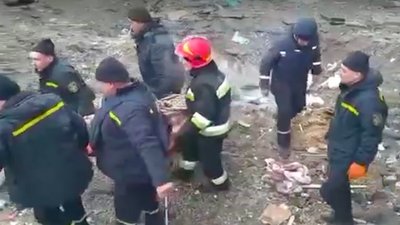 Рятувальники деблокували тіло загиблого у Чернігові Рятувальники деблокували тіло загиблого у Чернігові