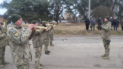 У роковини авіанальоту в Охтирці на Сумщині відкрили меморіальний знак У роковини авіанальоту в Охтирці на Сумщині відкрили меморіальний знак
