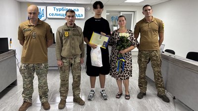 Синові та дружині Олександра Брацлавського передали посмертну відзнаку полеглого бійця
