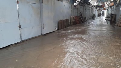 На Хмельницькому речовому ринку знову по кісточки води. Це заважає торгівлі, кажуть продавці з ринку. Фото: Суспільне. Поділля. На Хмельницькому речовому ринку знову по кісточки води. Це заважає торгівлі, кажуть продавці з ринку. Фото: Суспільне. Поділля.