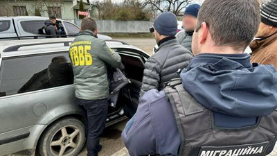 До дев'яти років в'язниці загрожує 32-річному закарпатцю, якого підозрюють в переправленні чоловіків через кордон До дев'яти років в'язниці загрожує 32-річному закарпатцю, якого підозрюють в переправленні чоловіків через кордон