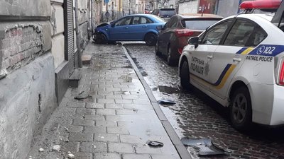 Не впорався із керуванням і в'їхав в будинок: ДТП у Львові