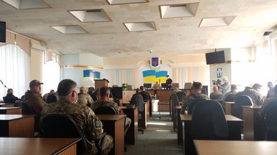У Рівному люди в камуфляжі зайняли сесійну залу, сіли на місця депутатів