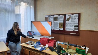 На уроках дітям показують презентації та влаштовують руханки. На уроках дітям показують презентації та влаштовують руханки.