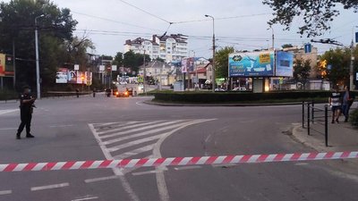 Поліцейські розшукали водія, який на перехресті в Тернополі залишив мікроавтобус