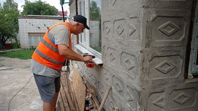 У Степному волонтери добробат відновлюють будинок жінки після ракетних атак РФ 29 грудня