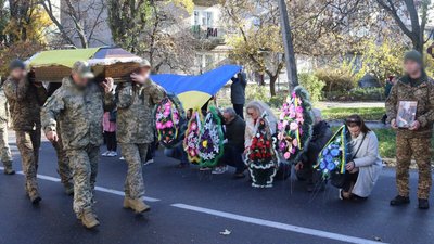 На Кіровоградщині попрощалися з чотирма захисниками, які загинули на війні з Росією На Кіровоградщині попрощалися з чотирма захисниками, які загинули на війні з Росією