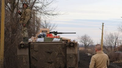 На Луганщині харчі військовим на передову підвозять на бронетехніці