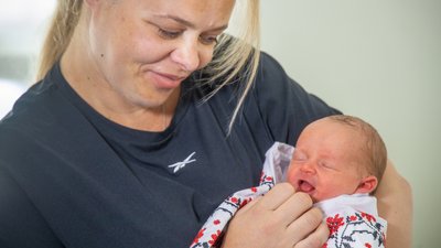 У Дніпрі новонародженим малюкам подарували вишиванки