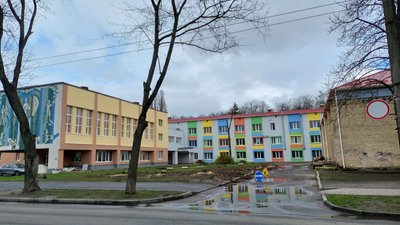 Поруч із сумською дитячою лікарнею Святої Зінаїди почали розбивати сквер ім. Олександра Ємця