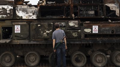 Чоловік оглядає знищений російський танк в Києві, 5 липня 2023
