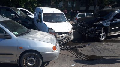 У Чернівцях зіткнулися шість автомобілів