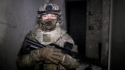 Боєць штурмової бригади під час зачистки будівлі в місті, тренування 3 ОШБр, Донеччина Боєць штурмової бригади під час зачистки будівлі в місті, тренування 3 ОШБр, Донеччина