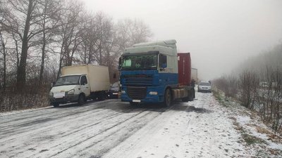 Затор з вантажних автомобілів через аварію утворився біля Боромлі на Сумщині Затор з вантажних автомобілів через аварію утворився біля Боромлі на Сумщині