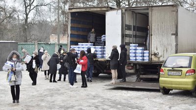 Роздача «секонду» і продуктових наборів за 3 місяці до виборів за 206 округом: чи законно це? Роздача «секонду» і продуктових наборів за 3 місяці до виборів за 206 округом: чи законно це?