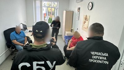 Відстрочка за дві тисячі доларів: у Черкасах повідомили про підозру двом медикам