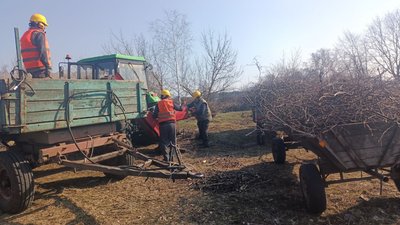 Гілля переробляють на щепу та опалюють комунальні заклади: досвід громади на Волині Гілля переробляють на щепу та опалюють комунальні заклади: досвід громади на Волині