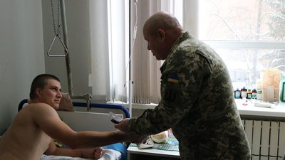 Пораненому під час вибухів у Балаклії військовому вручили відзнаку Пораненому під час вибухів у Балаклії військовому вручили відзнаку