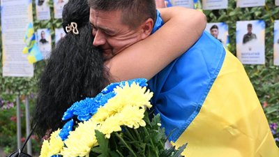 У Монастирищі зустріли звільненого з полону захисника