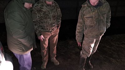 На Житомирщині затримали двох чоловіків зі зброєю та тушею косулі На Житомирщині затримали двох чоловіків зі зброєю та тушею косулі