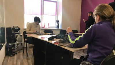 "Ми робимо все від нас залежне": у Кримськотатарському центрі в Одесі плетуть маскувальні сітки
