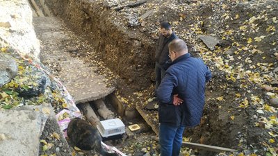 Франківські комунальники хотіли закопати живцем кошенят, які залізли під теплотрасу Франківські комунальники хотіли закопати живцем кошенят, які залізли під теплотрасу