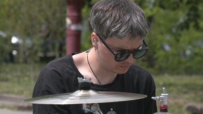 В Івано-Франківську вуличний барабанщик 10% свого заробітку відправляє на ЗСУ В Івано-Франківську вуличний барабанщик 10% свого заробітку відправляє на ЗСУ