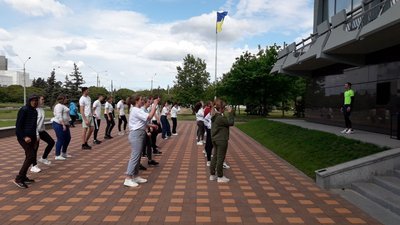 Руханка просто неба: сумчани зібралися на спортивний захід до Дня Європи Руханка просто неба: сумчани зібралися на спортивний захід до Дня Європи