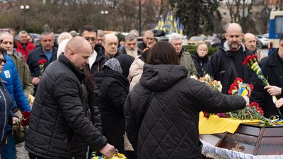 В Ужгороді попрощалися із полеглим захисником Олексієм Хотіним В Ужгороді попрощалися із полеглим захисником Олексієм Хотіним